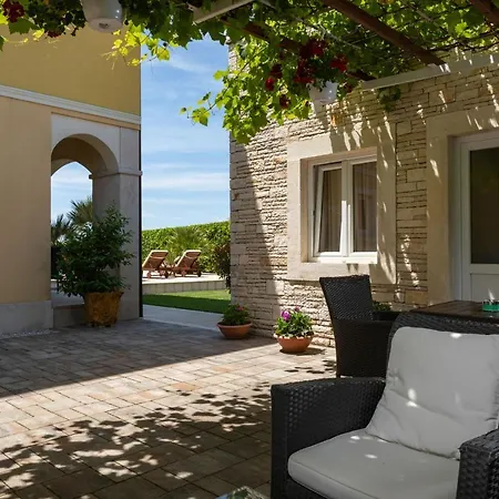 Oasa 2 Bed & Breakfast 4*