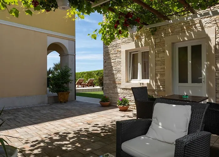 Oasa 2 לינה וארוחת בוקר 4*