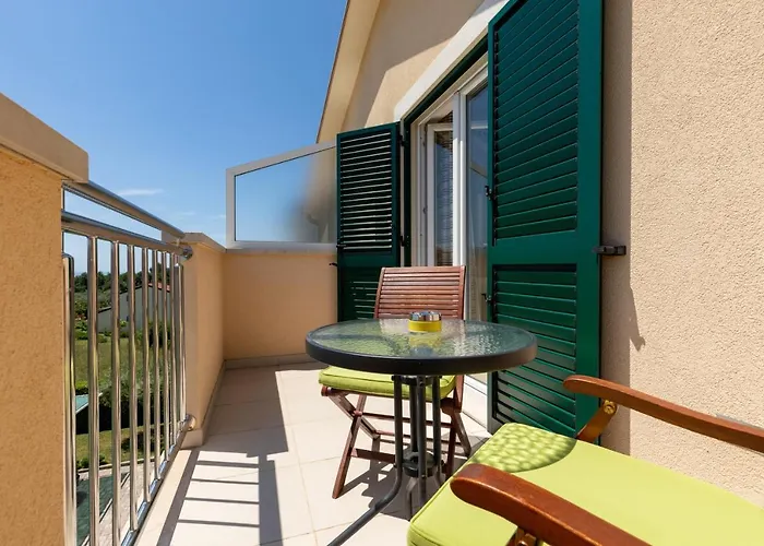 לינה וארוחת בוקר Oasa 2 4*